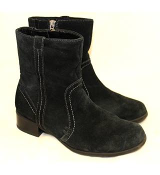 footglove ankle boots