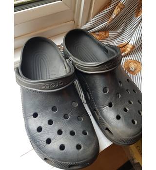 black crocs size 11