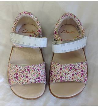 clarks floral sandals