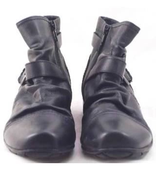 footglove leather ankle boots