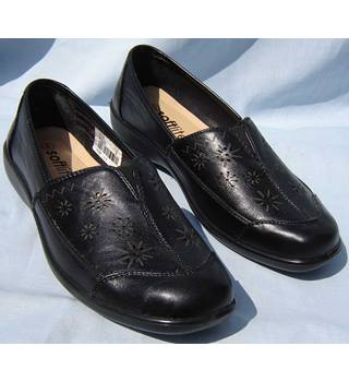 softlites black shoes