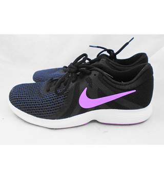 black trainers size 5.5