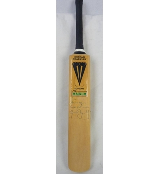 Duncan Fearnley the magnum junior cricket bat signed by Geoff Boycott ...