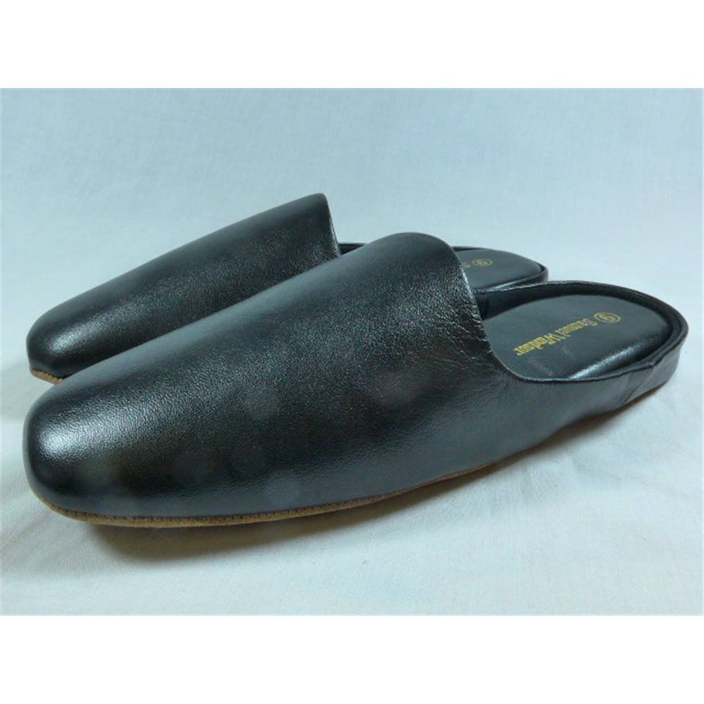 Black leather slip on slippers by Samuel Windsor - Size: 9 - Black ...