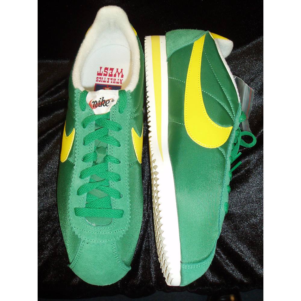 BNWT Nike Size 9 Green Trainers with yellow Nike ticks on sides with ...