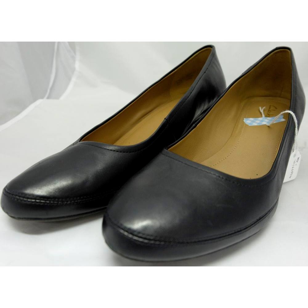 clarks ladies black court shoes