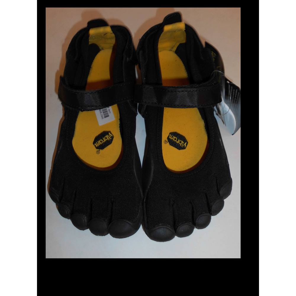 black trainers size 5.5