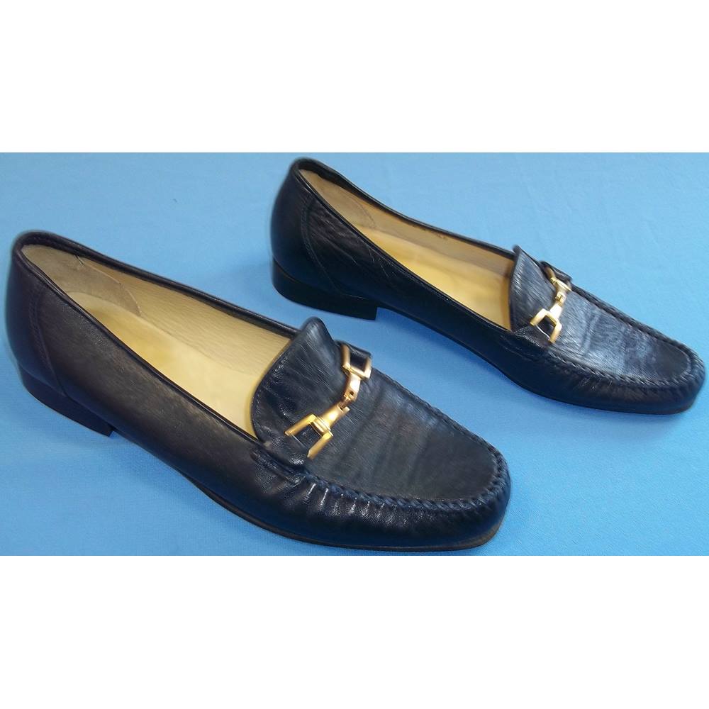 women's hook and loop sneakers