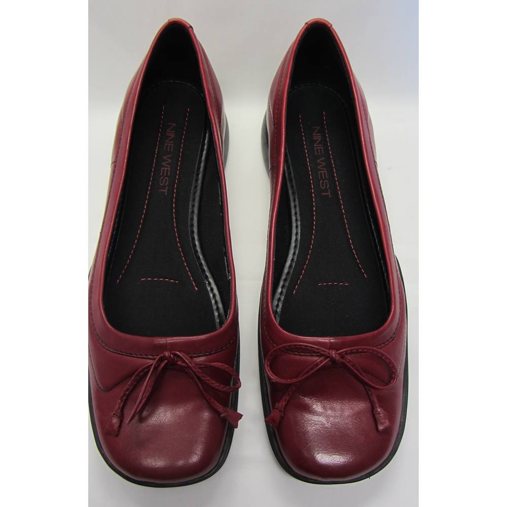 nine west silver flat shoes
