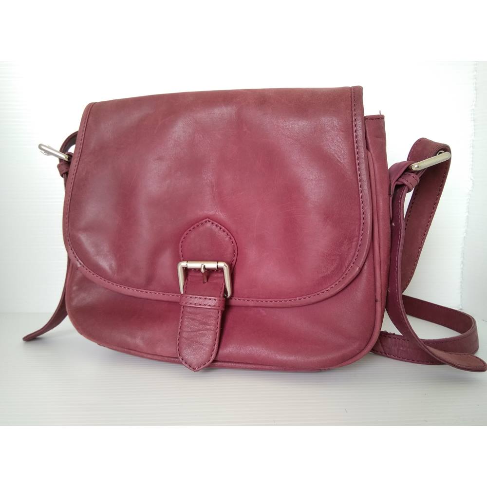 Hotter Bags Local Classifieds Preloved Oxfam Online Hub Milton Keynes Condition Used Excellent Description Plum Colour And In Very Good It Had A On Clasp Compartment At The Back