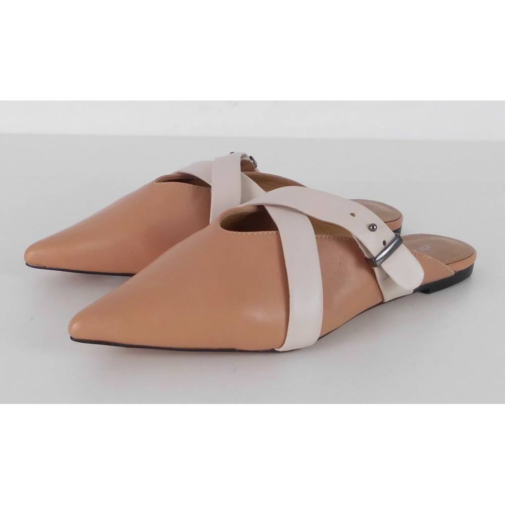 nude kitten heel