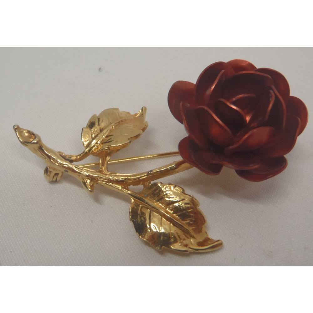 English Red Rose Brooch With Gold Coloured Stem And Leaves Exquisite ...