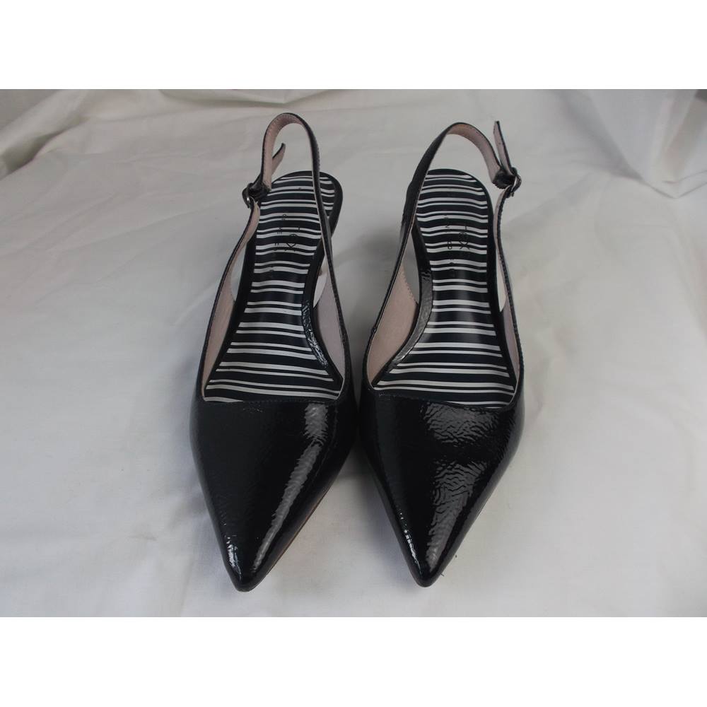 blue pointed court shoes