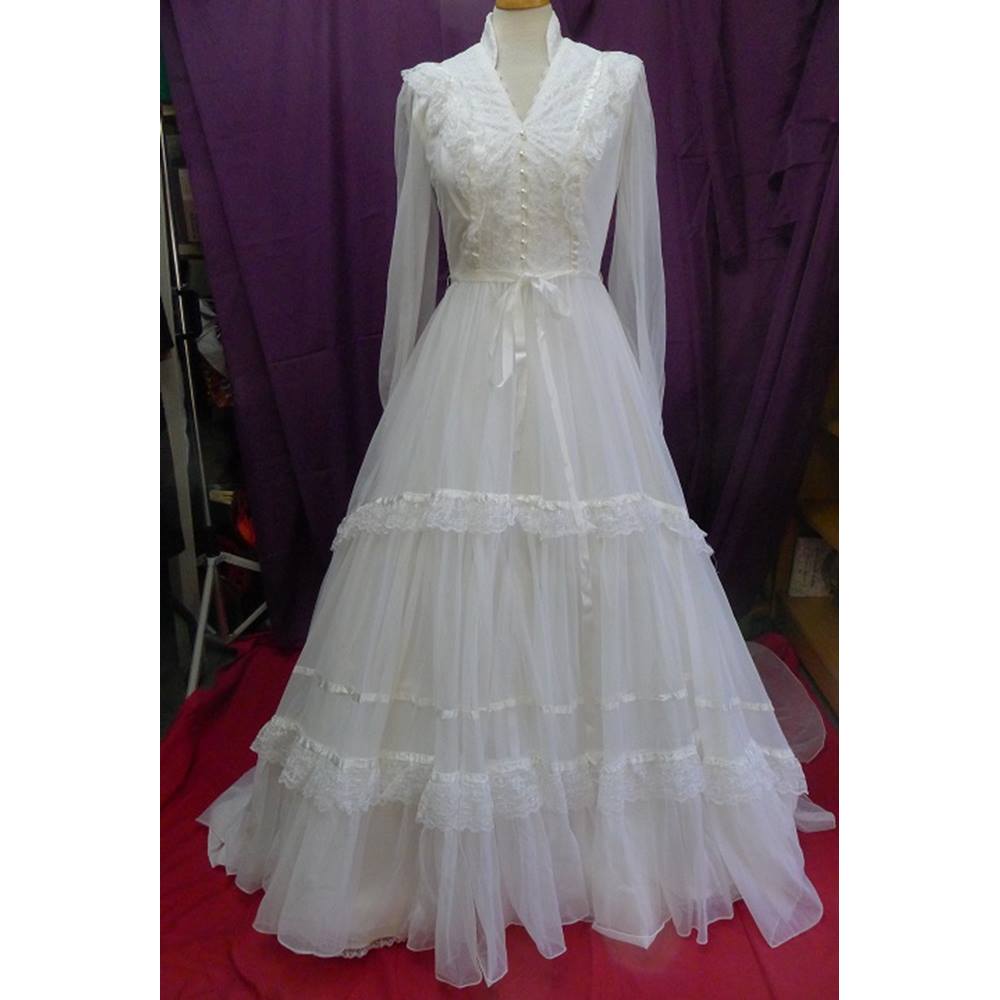 Vintage Pronuptia Wedding Dress with Veil and Underskirt - Size 8, 1970 ...