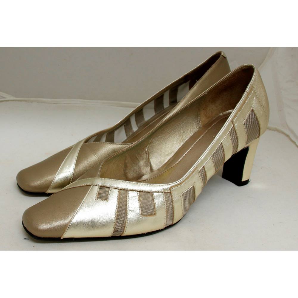 size 7 wide fit heels