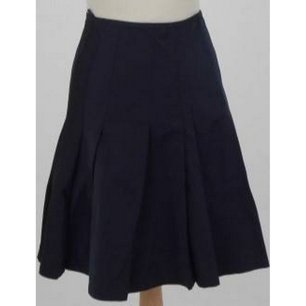 Uniqlo pleated skirt black Size: 10 | Oxfam GB | Oxfam’s Online Shop